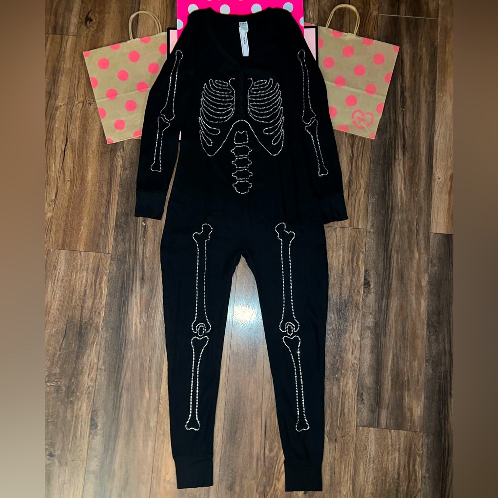 NEW VS PINK SIZE LARGE RHINESTONE BLING SKULL ONESIE SLEEPER.